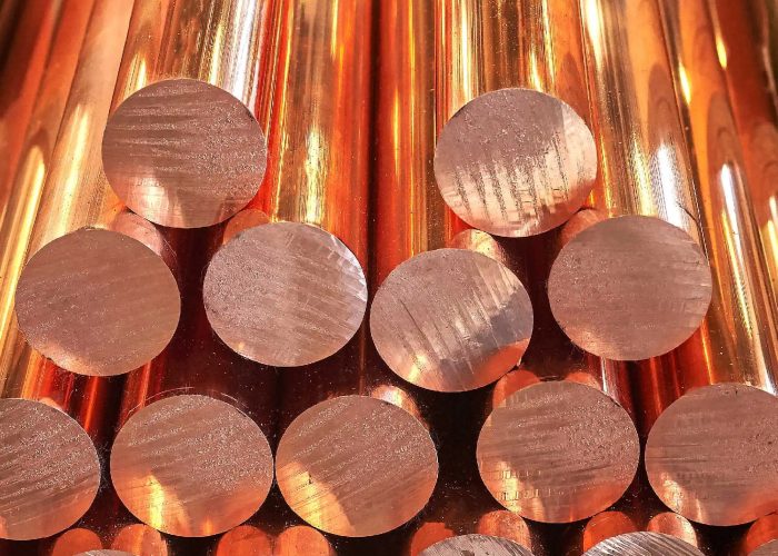 Tabung tembaga yang digulung menjadi gulungan ringkas, dengan kilau logam yang khas dan warna kemerahan.